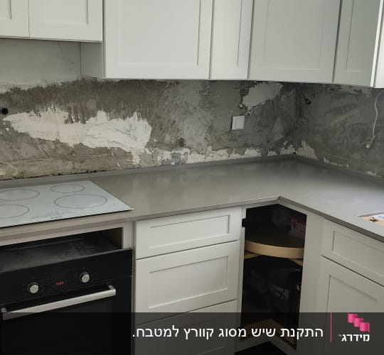 משטח שיש אפור במטבח עם כיור וברז שחור
